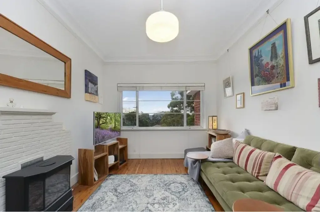 Fully renovated and furnished one bed, just metres from Rushcutters Bay Park and the harbour, north-facing Art Deco apartment