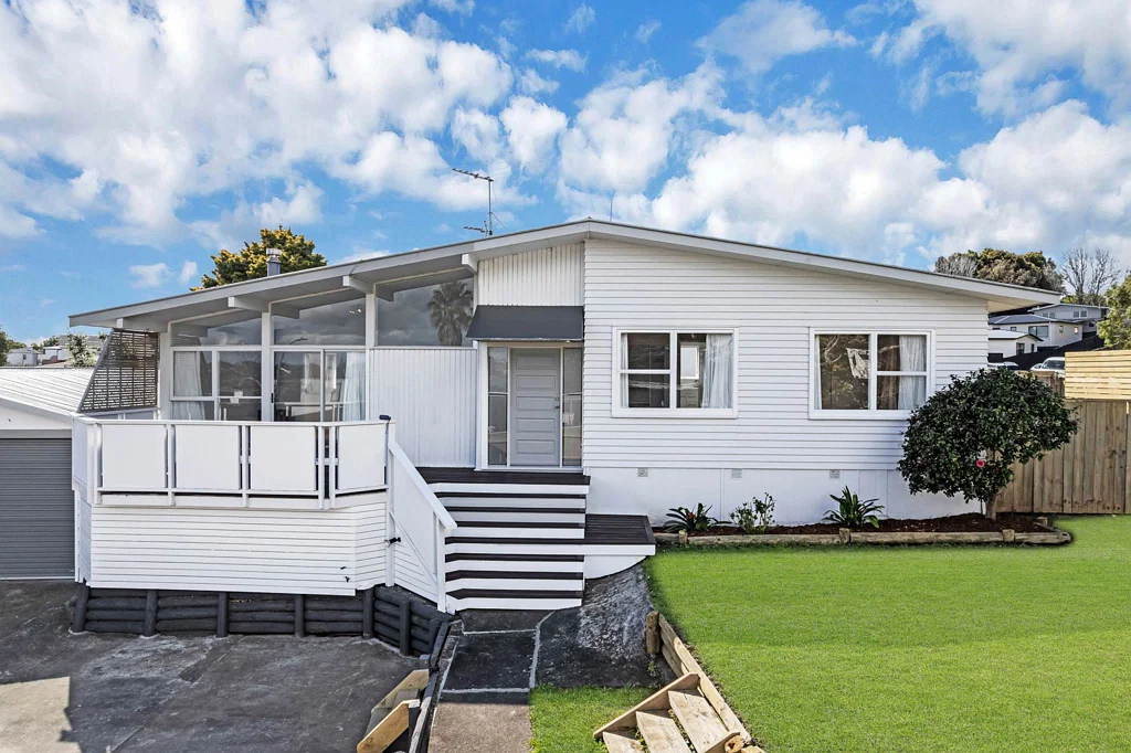 8 Malvina Place, Bucklands Beach, Manukau City, Auckland Great Area