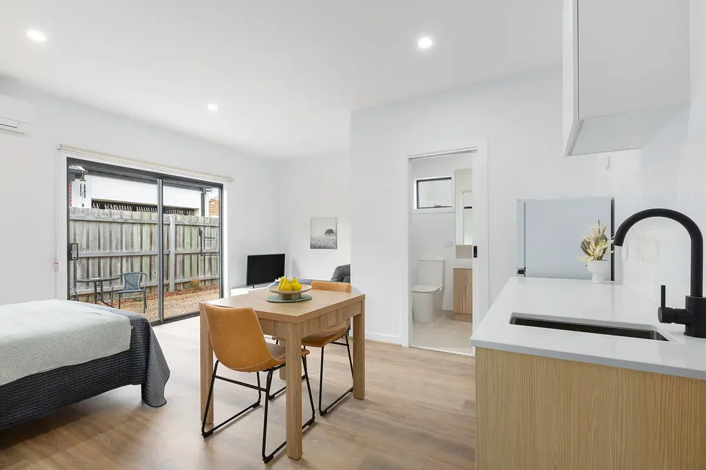Rooming House in Heidelberg West available now– Furnished & Unfurnished Rooms Available, Utilities Included! - SINGLE OCCUPANTS ONLY