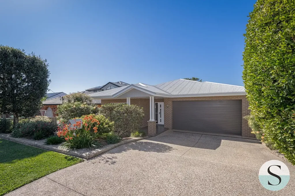 Caves Beach 4房  Sensational Whisper Quiet Location Close to Cafes & Surf Club, Immaculately Maintained & Beautifully Presented, Like New, Single Level living!