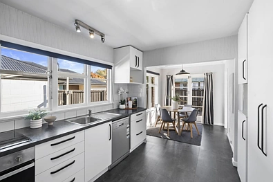 Bright Three Bedroom Home In Hoon Hay!
