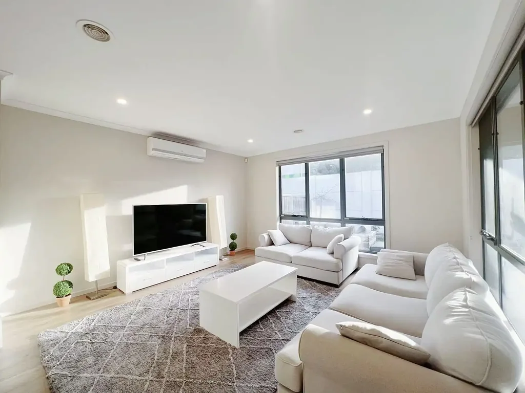 Spacious 4BED 2BATH Family Home in Prime Wantirna Location for RENT