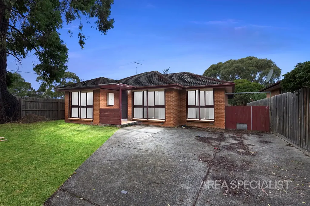Comfortable 3-Bedroom Home with Air Conditioning and Spacious Backyard