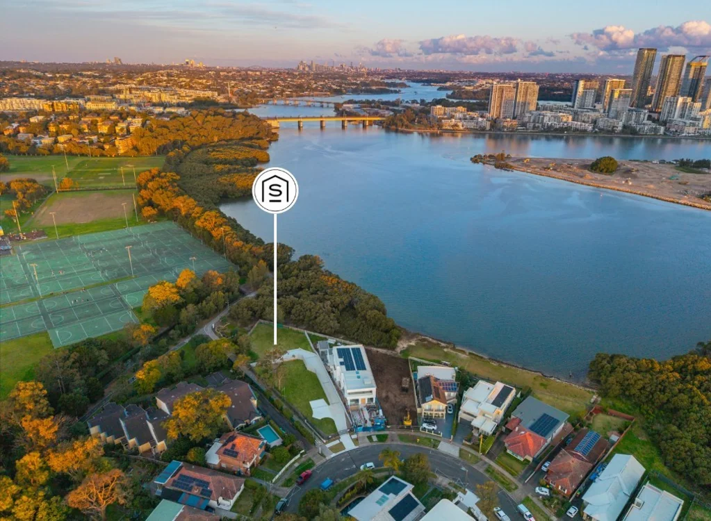 Melrose Park 1 Slaapkamer Rare Waterfront Opportunity | Two CDC-Approved Luxury Homes