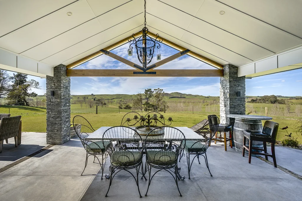 Otane  Modern lifestyle with views, shedding and options