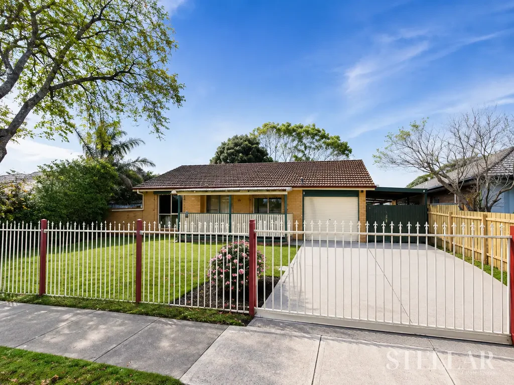 Spacious Family Home in Prime Cranbourne Location!!