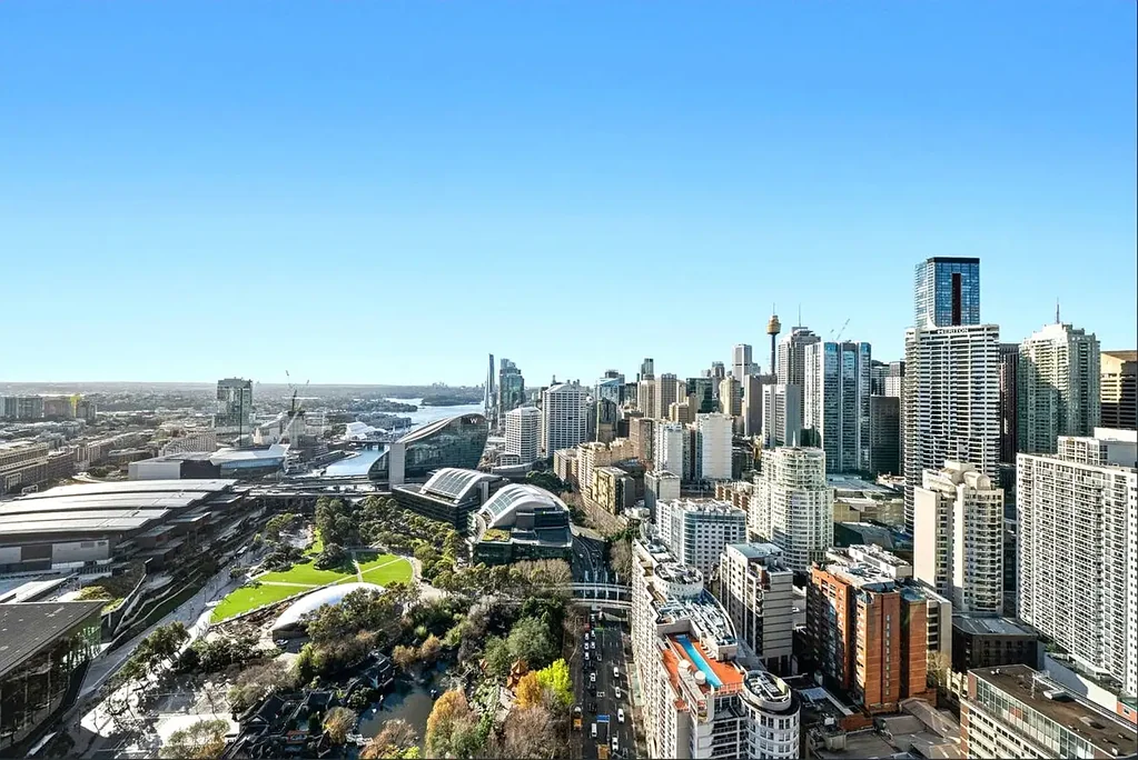 Haymarket 3房 市中心制高点 东北全景景观 Miele高端电器 豪华主套房 度假村式设施 步行至UTS&Darling Harbour Experience Elevated Living Above the City Skyline