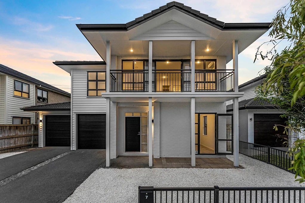 Spacious Stand Alone Home With 6 Bedrooms!