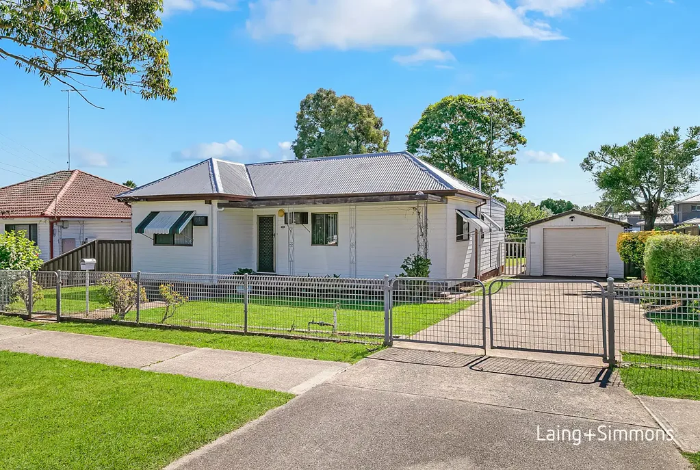 Mount Druitt 3房 宽敞1012sqm地块 20m临街面 新分区规划 现代厨卫 双起居区 近地铁站 Rare 1,012sqm block with 20m frontage only 550m to station
