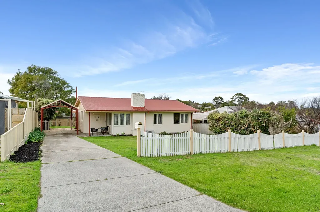 Coolbellup 3બેડરૂમ AUCTION - R60 ZONING & PLENTY OF POTENTIAL