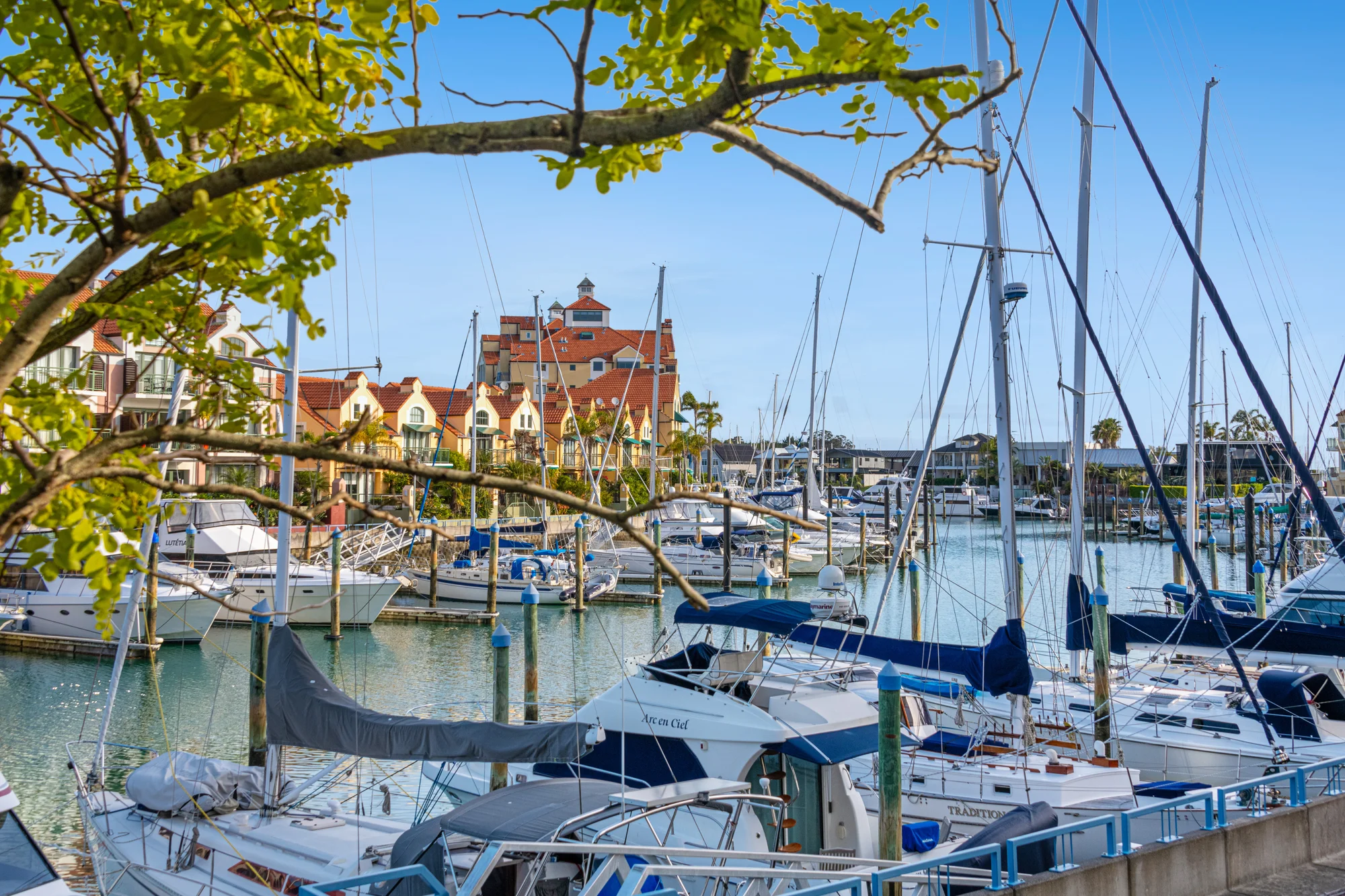 Gulf Harbour 4Kwarto Waterfront Living at Its Finest -13.5m Berth