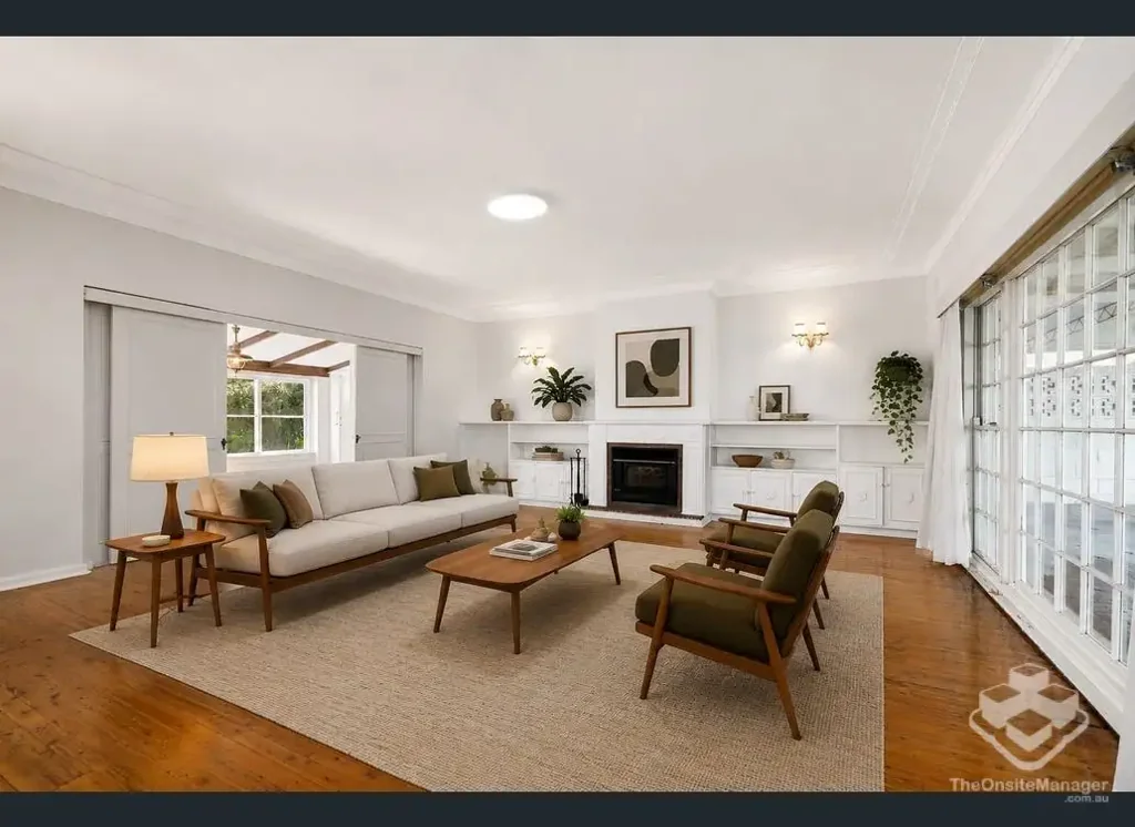COMFORTABLE FAMILY HOME IN CONVENIENT LOCATION