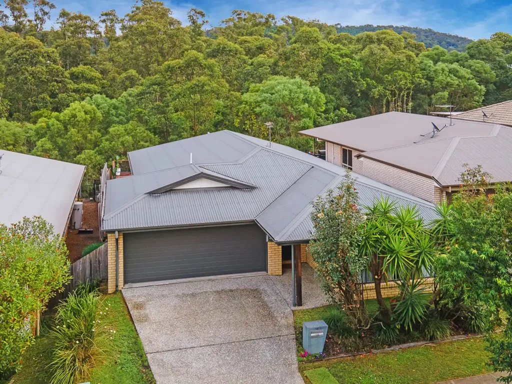 Pacific Pines 4房  Great Family Home with Stunning Bush Outlook and Entertainer’s Deck