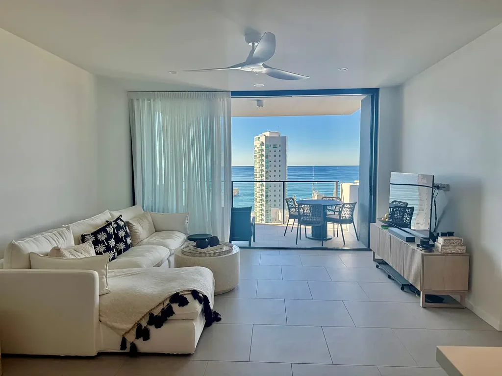 Main Beach 2房  Luxury Near-New 2 Bed Apartment – Low Body Corp – 2 Separate Car Spaces + 2 Storage Cages!