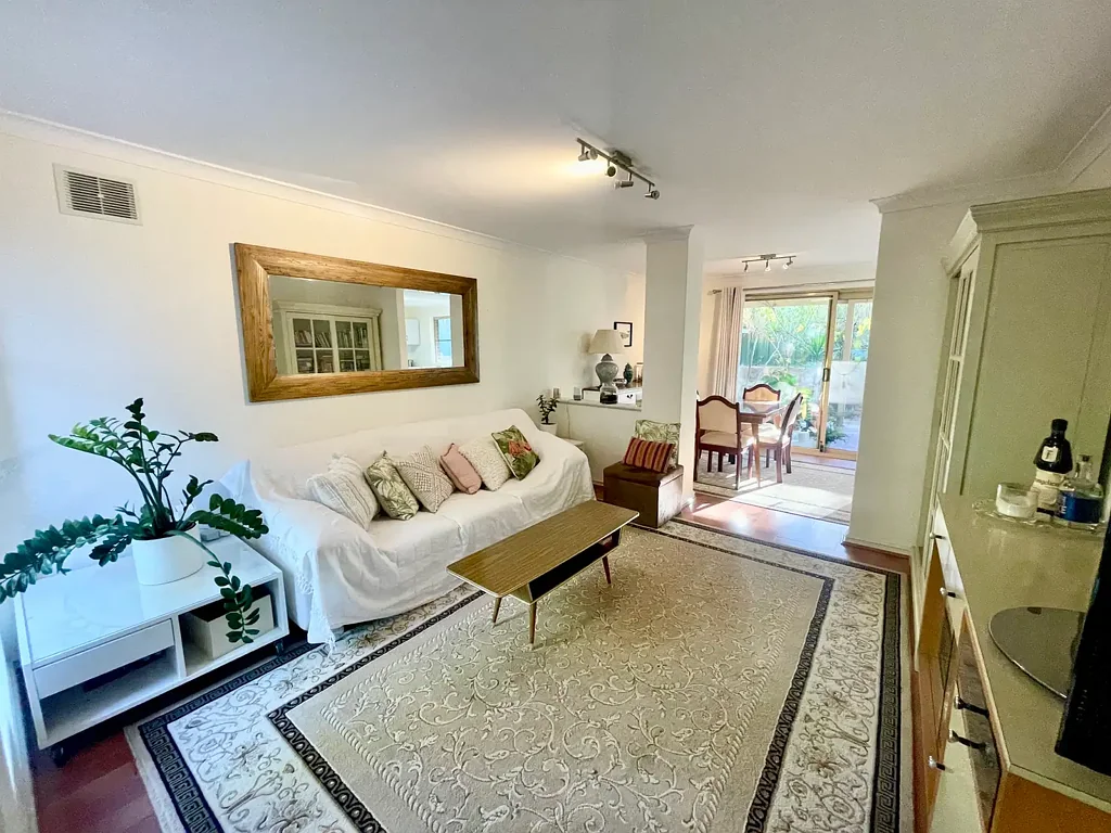GORGEOUS 3 x 1 REAR PROPERTY