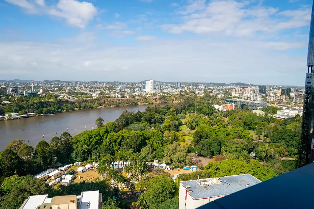 Brisbane City 2房 30层河景奢邸 开放式阳台 南东朝向 落地窗采光 步行皇后码头 CBD核心位置 Hot property in the CBD with amazing views