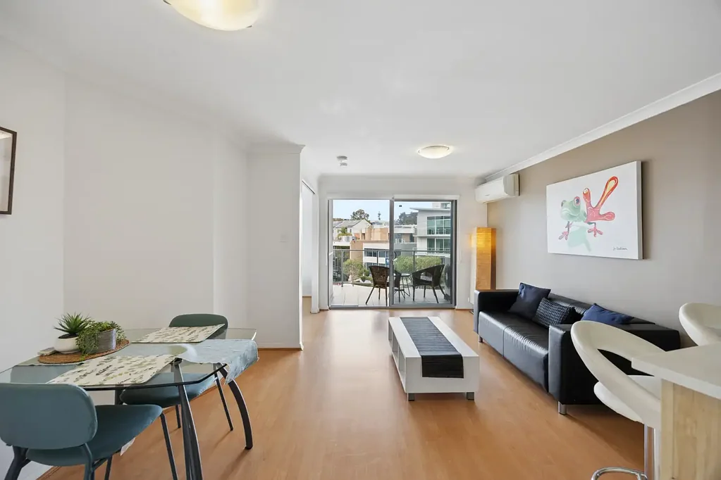 West Perth 2कमरा CORNER POSITION. CITY VIEWS. LIGHT-FILLED LIVING.