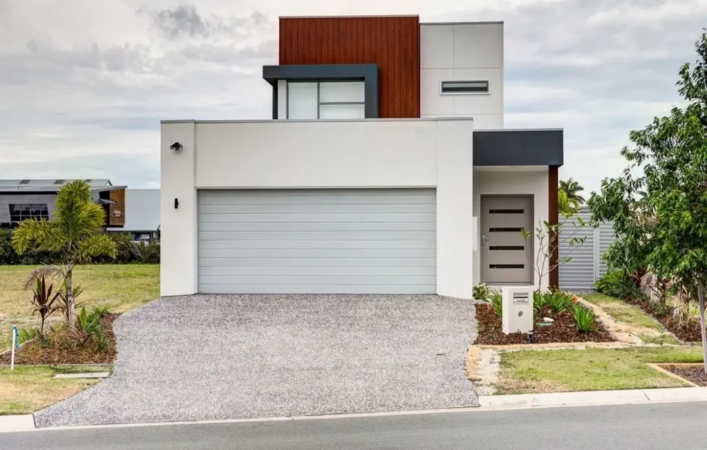 Riverfront Living, Spacious 5-Bedroom Home in Hope Island Resort !!!!