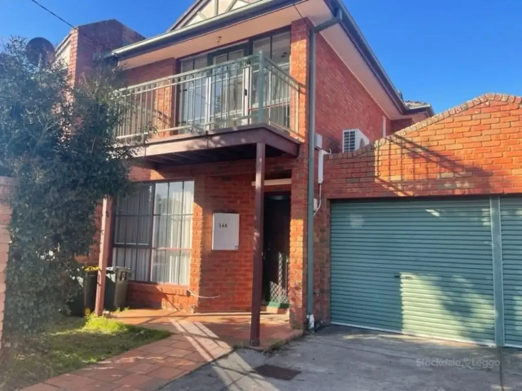 BEAUTIFUL MODERN THREE BEDROOM TOWNHOUSE PERFECTLY LOCATED