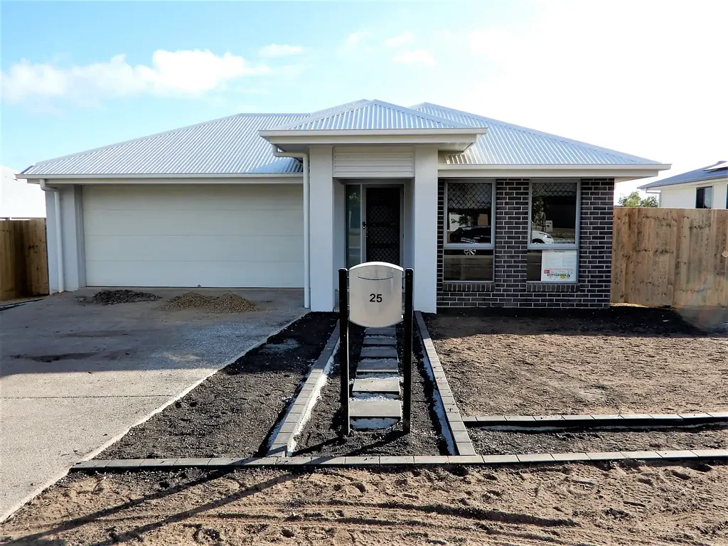 SUPERB 5 BEDROOM FAMILY HOME  IN SPRING MOUNTAIN WITH GOOD SIZE YARD