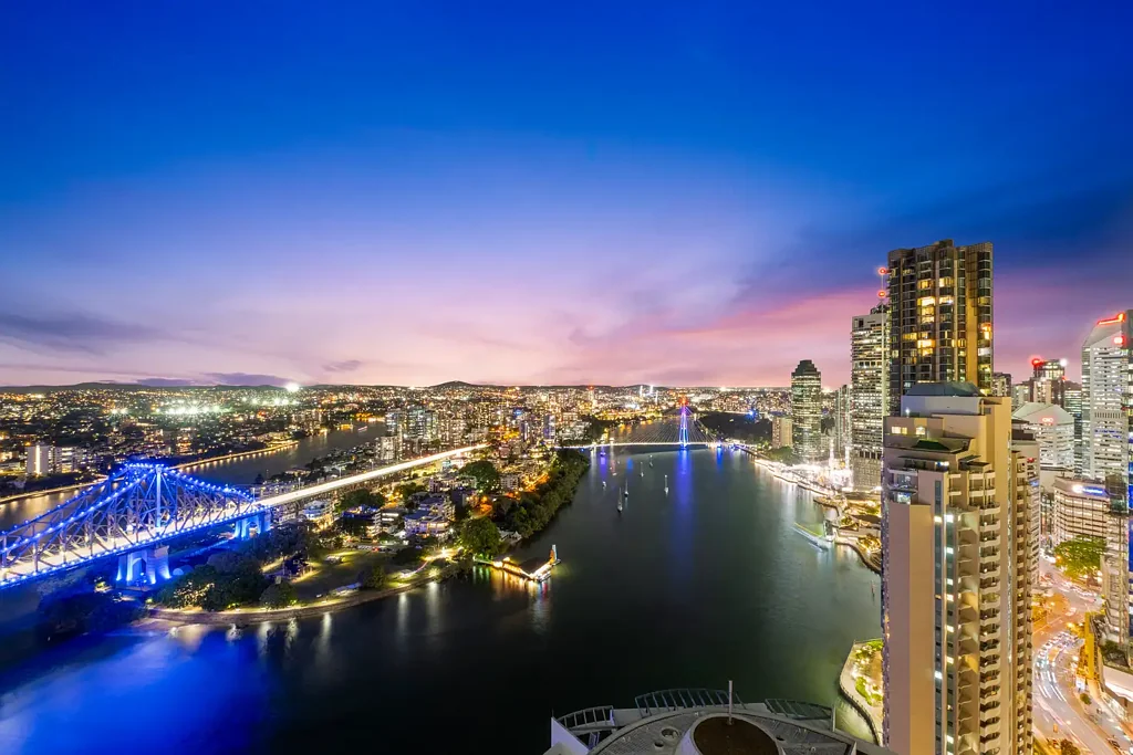 Brisbane City 3房 全景河景天际线 41层豪华全翻新 三卧双卫双车位 现代美食厨房 主卧带套间阳台 度假村式设施 便捷CBD生活 Fully Renovated 3 Bedroom Apartment with Story Bridge, Brisbane River and City Views