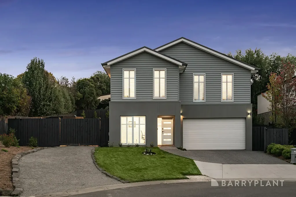 Chirnside Park 5房 庭院位置优越 宽敞家庭住宅 优质装修精良 室内外生活便捷 双车道停车位 自然光线充足 开放式起居用餐 现代厨房设计 室外娱乐空间大 楼上四卧套房 主卧步入式衣帽 多功能储藏空间 太阳能系统高效 双层玻璃窗降噪 专业Wi-Fi覆盖 双车库带充电器 Luxury lifestyle design in Cloverlea Estate.