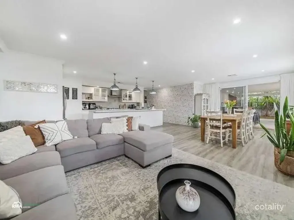 Ellenbrook 4房  SPACE, STYLE & AN OUTDOOR ENTERTAINER YOU'LL LOVE COMING HOME TO!