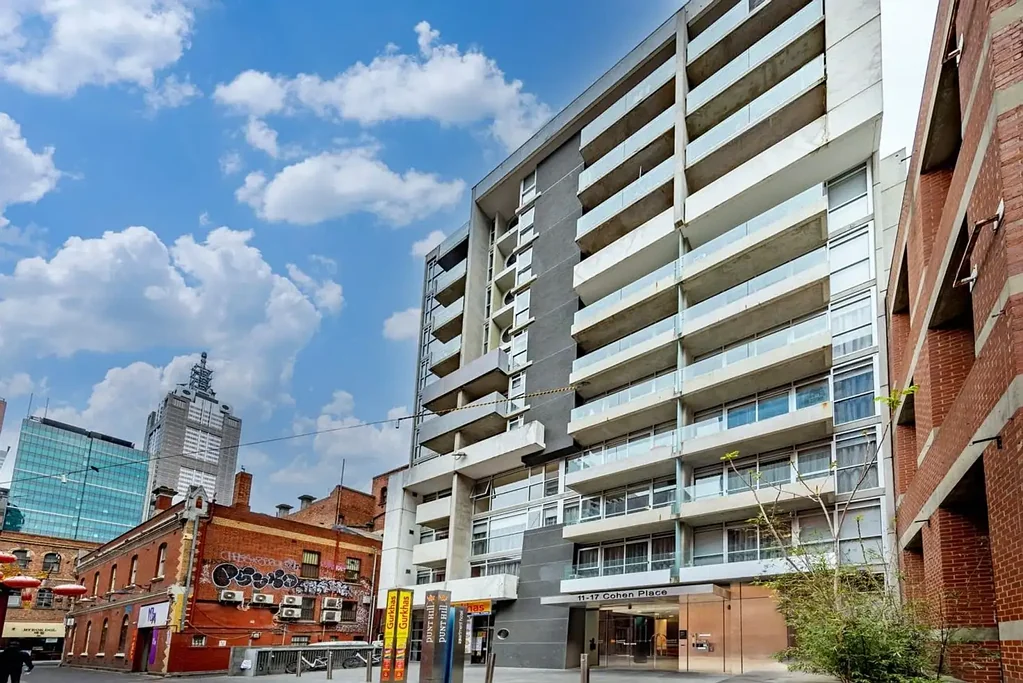 LARGE TWO BEDROOM APARTMENT WITH CAR PARK