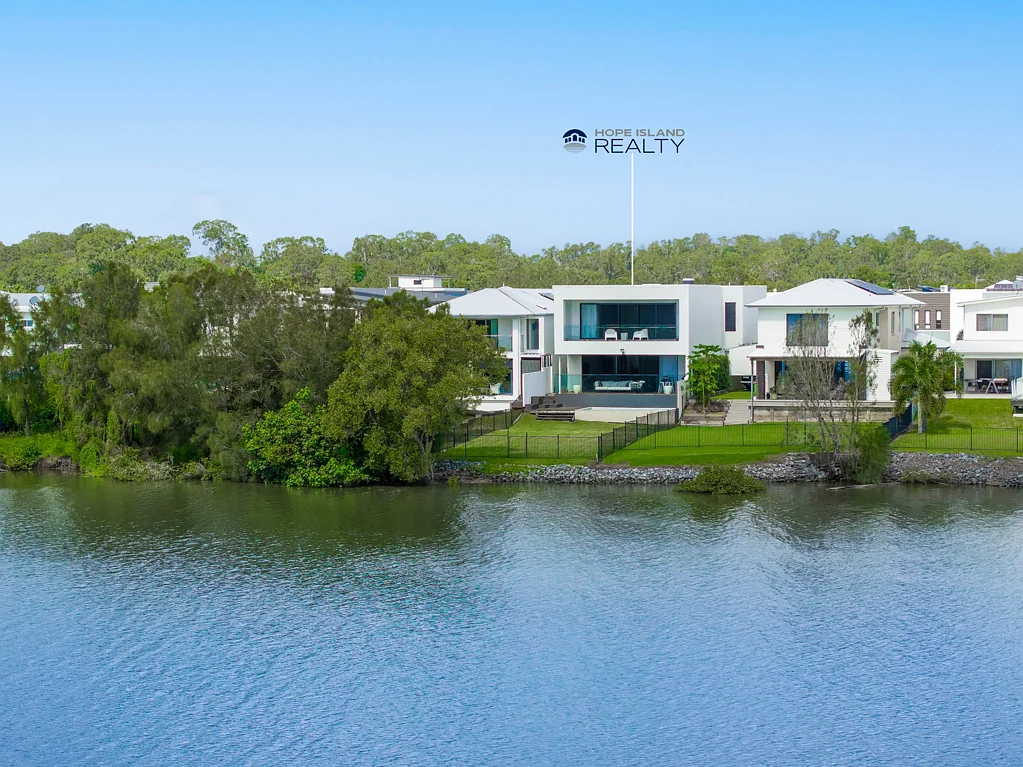 Helensvale 4部屋 A statement in contemporary luxury living with stunning main river views.