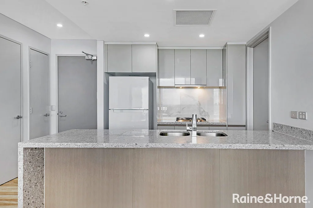 Furnished Two Bedroom Meriton Modern Apartment - Rent $1,150PW with Car Space