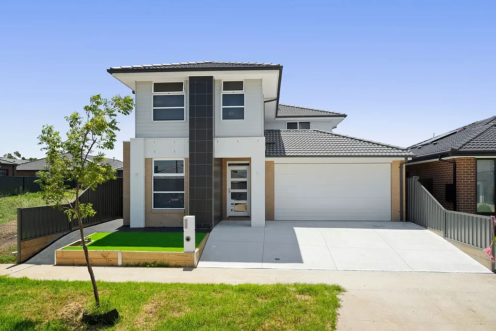 LARGE MODERN FAMILY HOME