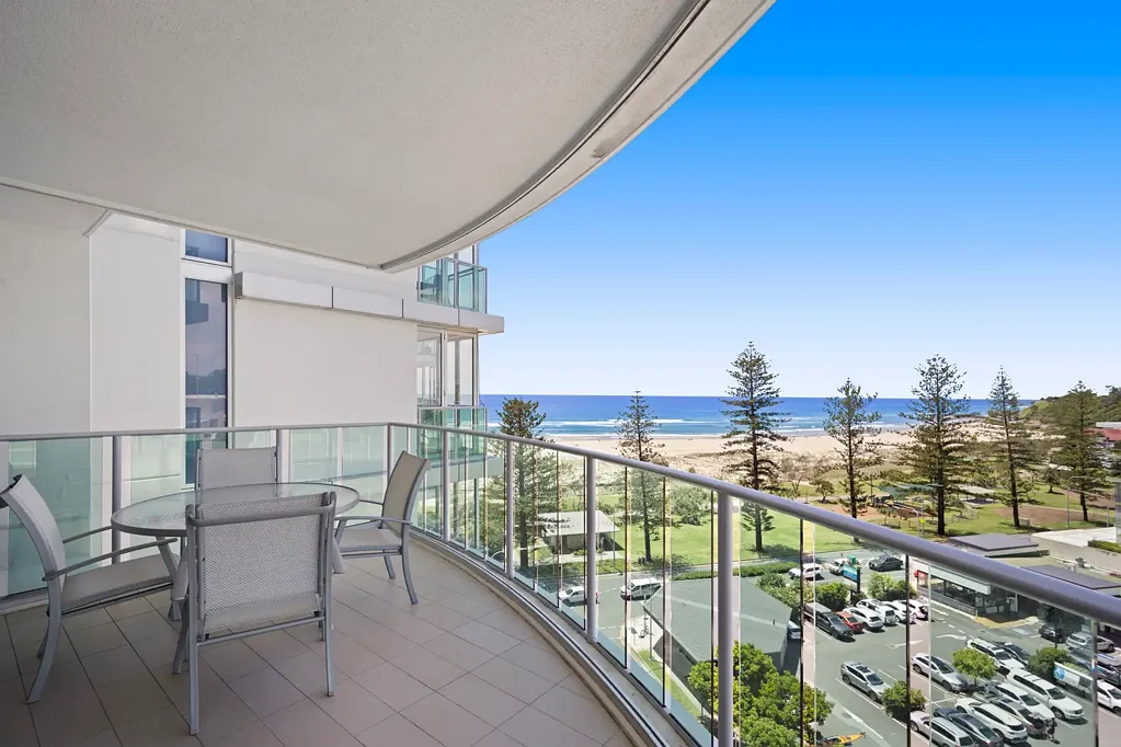 Coolangatta 2房  Rare High-Floor Beachfront Living at Kirra Beach – with 2 carapace and storage