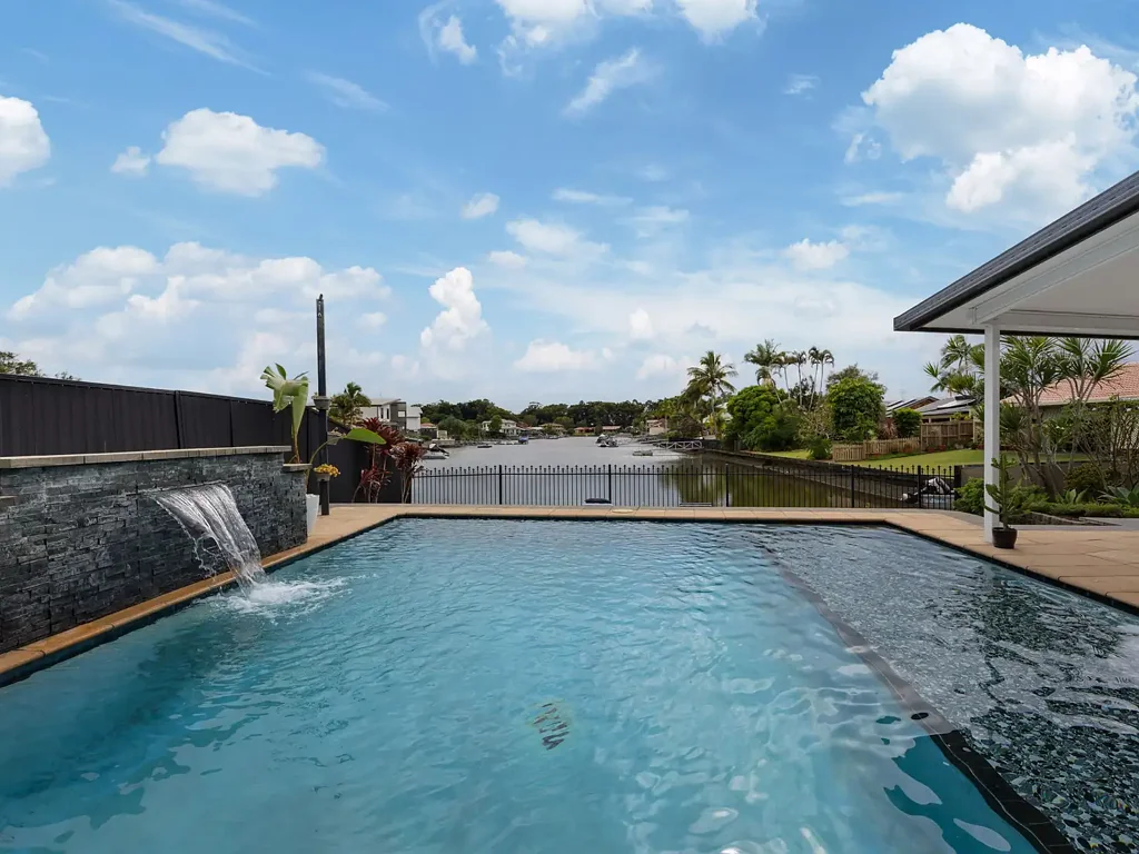Currumbin Waters 4房  A Rare North-Facing Waterfront Opportunity in Currumbin Waters
