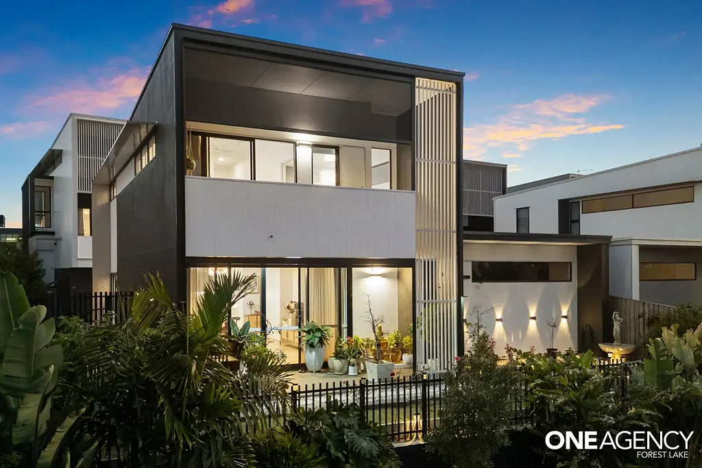 Yeerongpilly 3房 2023精筑联排 Miele厨电 主卧套间 太阳能板 学区房优地 充分采光 低维护生活 Luxury Living in a Prime Location with Premium Finishes