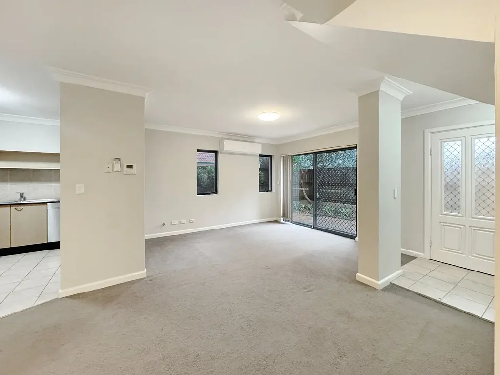 Contemporary 3 Bedroom Townhouse With Parkside Position