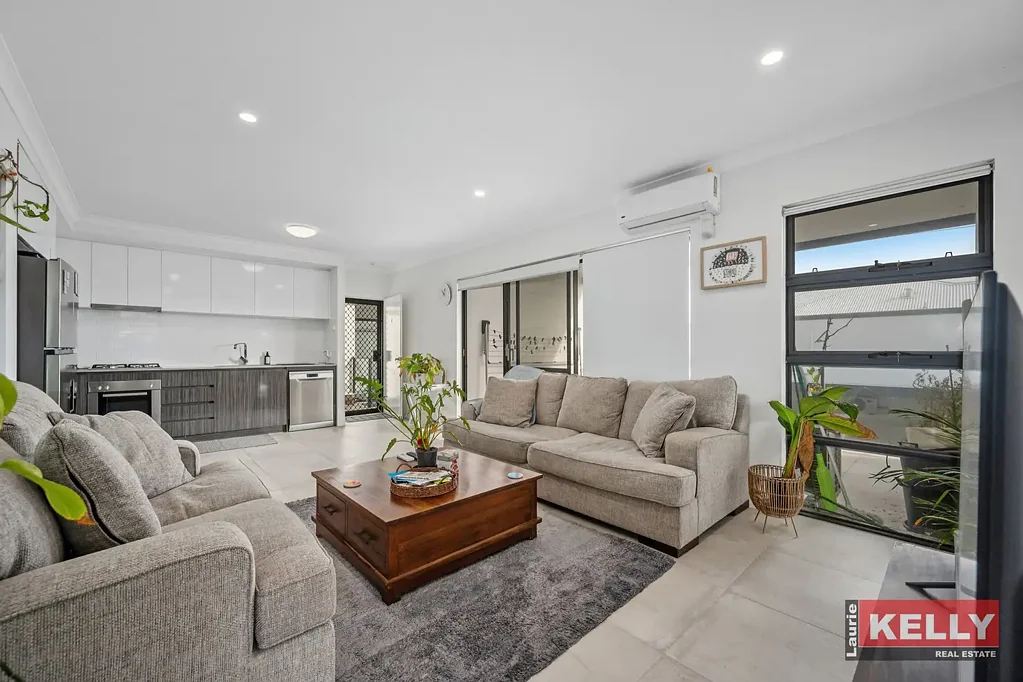 Cloverdale 2房  "BLUE RIBBON" 1ST FLOOR APARTMENT IN BOUTIQUE COMPLEX OF EIGHT