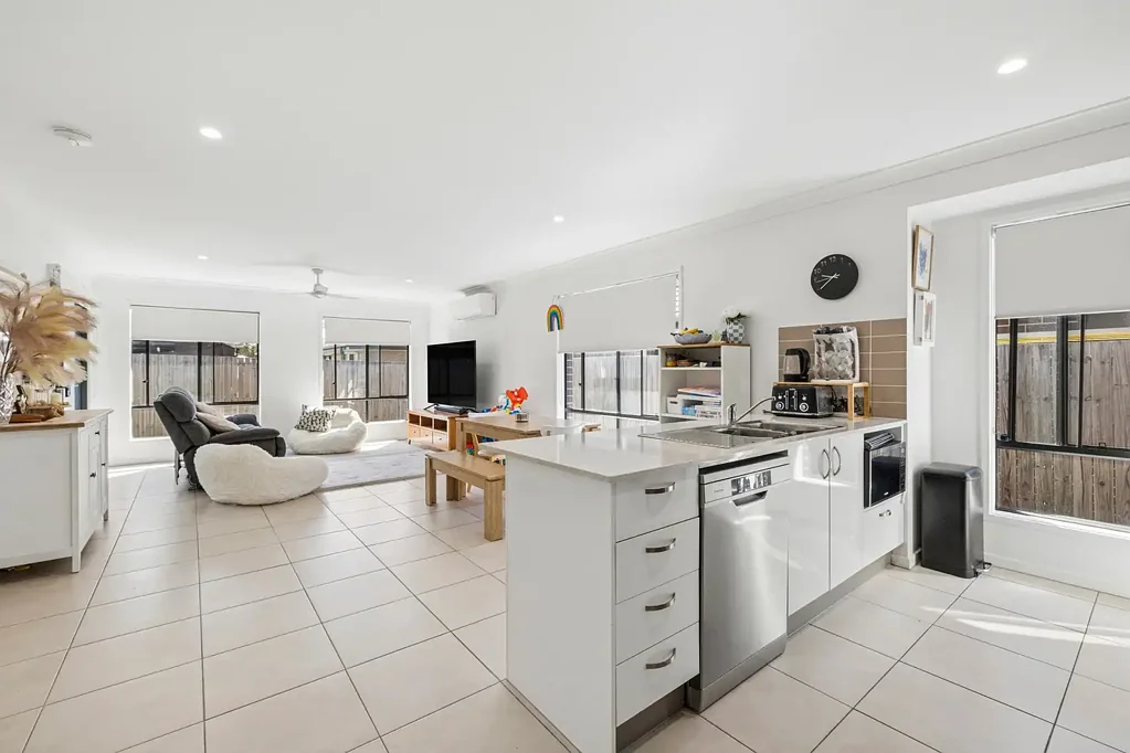 Burpengary 4房 位于便利的 Burpengary 的现代家庭生活 Modern Family Living in a Convenient Burpengary Location