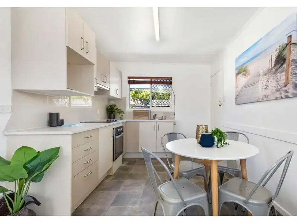 FULLY FURNISHED UNIT - PALM BEACH LIFESTYLE