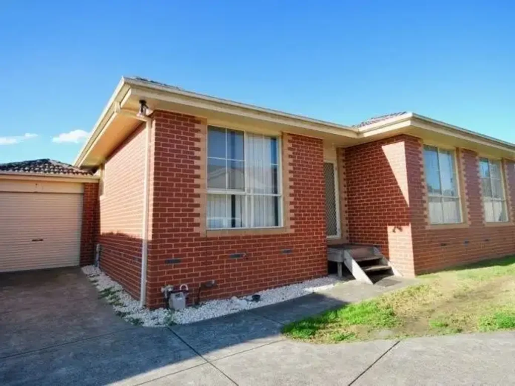 Light-Filled Three-Bedroom Unit in Prime Cranbourne Location!