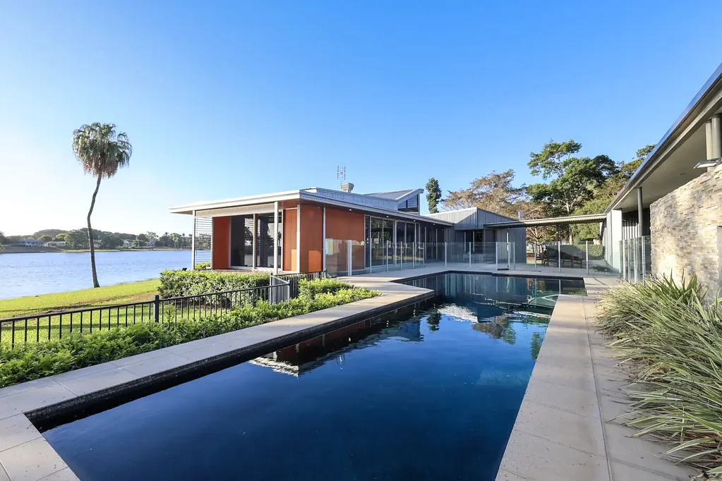 Ayr 3Zimmer Award-Winning Architectural Luxury & Lagoon Frontage on 6.5 Acres
