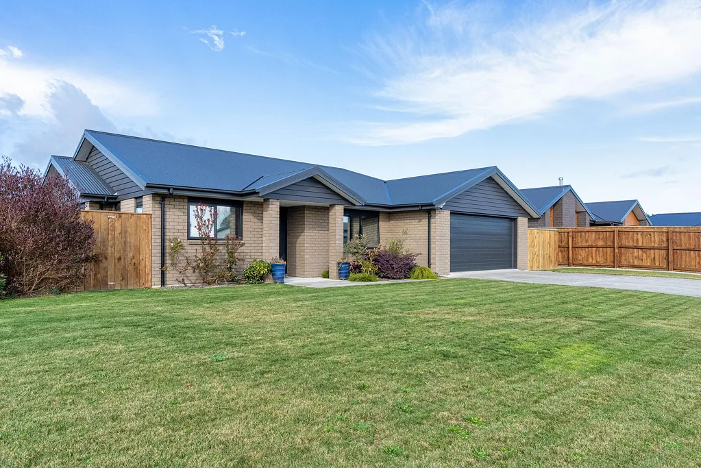 Levin 3Moenga Beautifully Presented and Ready to Impress!