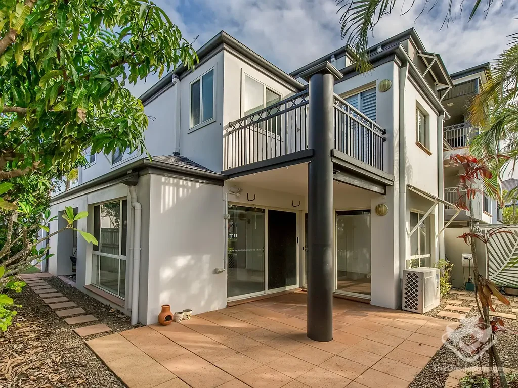 Runaway Bay 3房  STUNNING THREE-BEDROOM RESIDENCE WITH DIRECT POOL ACCESS