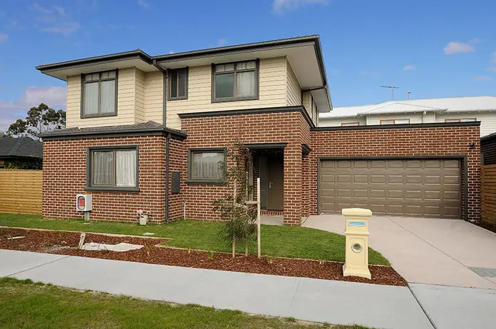 LOVELY 4 BEDROOM TOWNHOUSE IDEALLY POSITIONED LOCATED CLOSE TO ALL AMENITIES