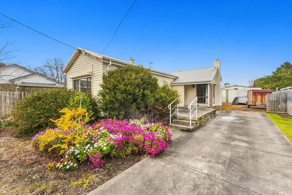 Traralgon 3Phòng ngủ A Project with Plenty of Potential