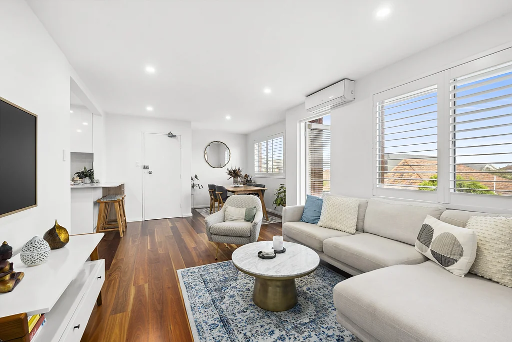 Stylish Second Floor Apartment in Boutique Block Near Clovelly Village