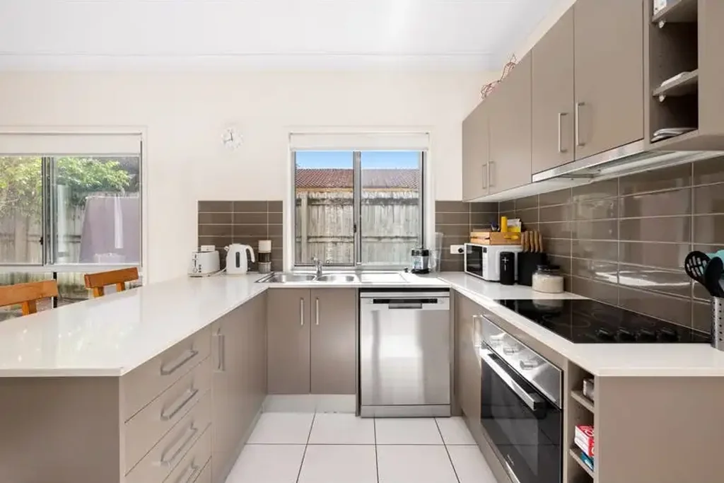 Modern Townhouse – Prime Bayside Location, Walk to Redcliffe Hospital & Waterfront!