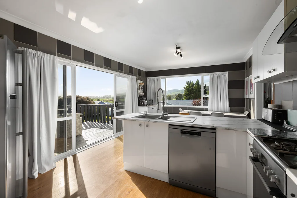 Paeroa 4Moenga Family home with Extras!