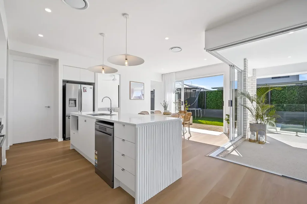 Banya 4房  Corner Block Luxury with Pool, 3 Living Areas and Coastal Style