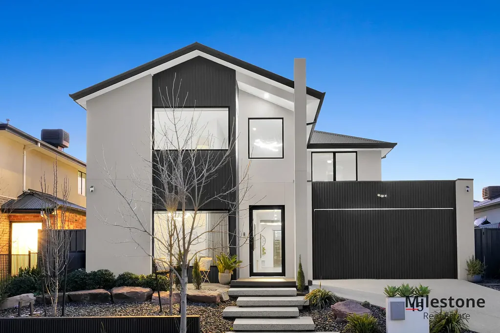 Clyde North 5 Bedroom Architectural Brilliance: Parkfront Ex-Display Masterpiece with Unmatched Luxury & Award-Winning Design!!