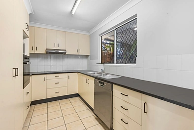 Boondall 3 Bedroom Spacious Townhouse with Bedroom and Bathroom on Ground Floor